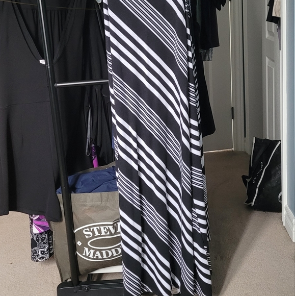 Magazine Maxi Dress - Picture 2 of 5